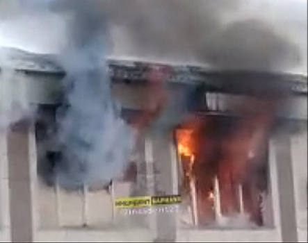 Водитель автобуса спас людей из горевшего здания ТЦ на Алтае