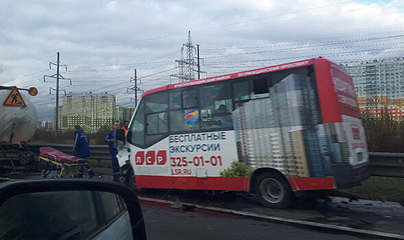 Пассажиры автобуса пострадали в ДТП с КамАЗом в Питере