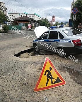 В Чите автомобиль Росгвардии провалился колесами в яму на дороге
