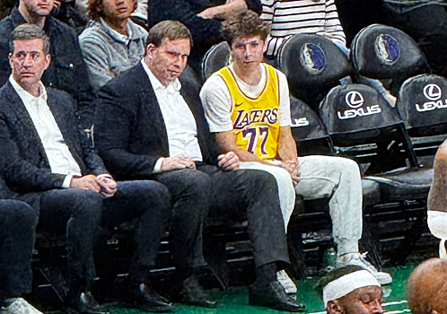 Болельщик в майке «Лейкерс» Дончича пообщался с владельцем «Мэверикс» во время матча