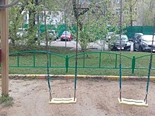 Коммунальщики починили качели во дворе на Верхней Масловке