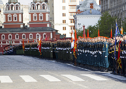 В Москве состоялась первая церемония вручения переходящих кубков лучшим участникам военного парада на Красной площади по случаю Дня Победы