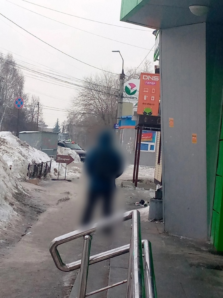 В челябинском городе мужчина пристает к девочкам на автовокзале