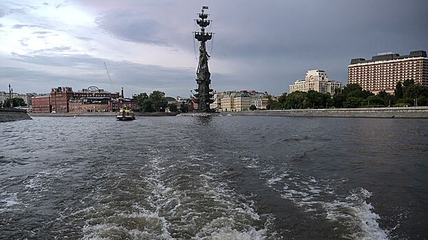 На Москве-реке нашли масляное пятно