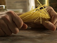 Физики научились ломать спагетти ровно посередине