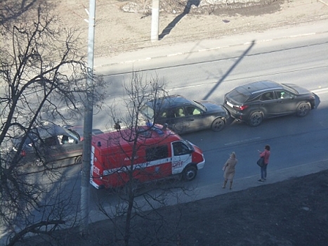 Авария из трех автомобилей случилась на улице Родионова 3 апреля