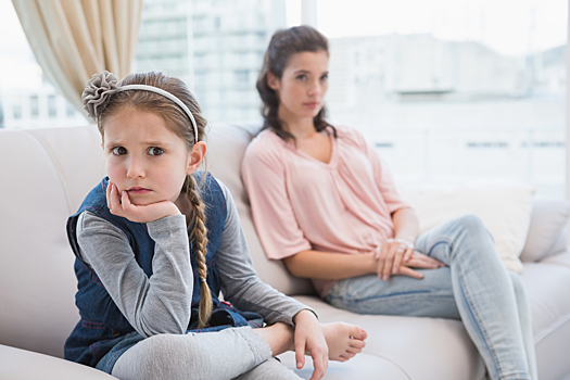 Психолог: почему ребенок капризничает при маме, но ведет себя хорошо при других