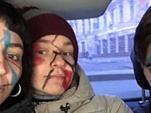 Активистов с гримом против распознавания лиц задержали у администрации президента за «несогласованную акцию»