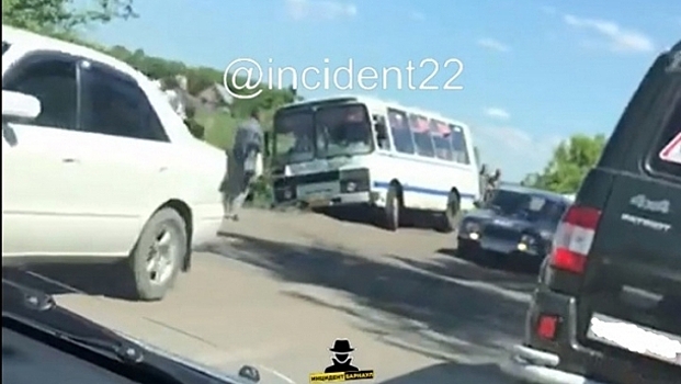 Из-за плохой дороги автобус с пассажирами съехал в кювет в Барнауле