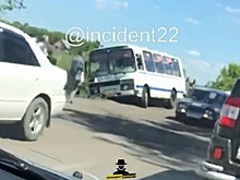 Из-за плохой дороги автобус с пассажирами съехал в кювет в Барнауле