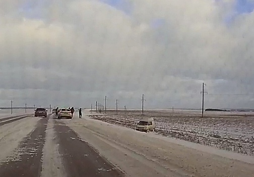 В Курской области автомобили слетают с трассы из-за гололёда