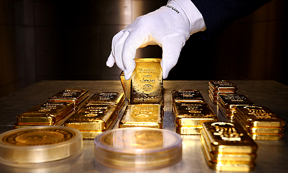 Цена на золото держит уровень $1800 на рисках вокруг пандемии