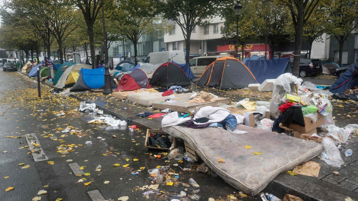 Полиция провела зачистку импровизированного лагеря мигрантов в центре Парижа
