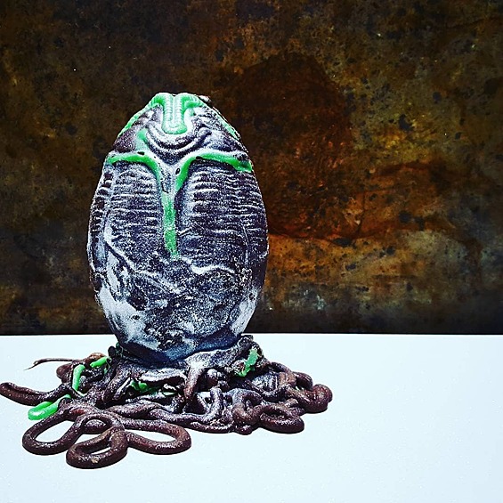 «Яйцо ксеноморфа» выполнено из шоколада. Бен сделал его специально к всемирному дню НЛО.