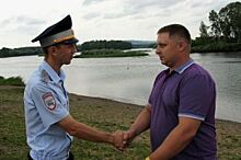 В Кузбассе два сотрудника ГИБДД вытащили из воды тонущего ребенка