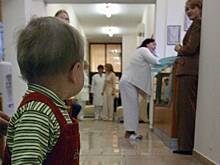 Родители заявили о возвращающихся из детсада с ожогами и раздробленными пальцами детях