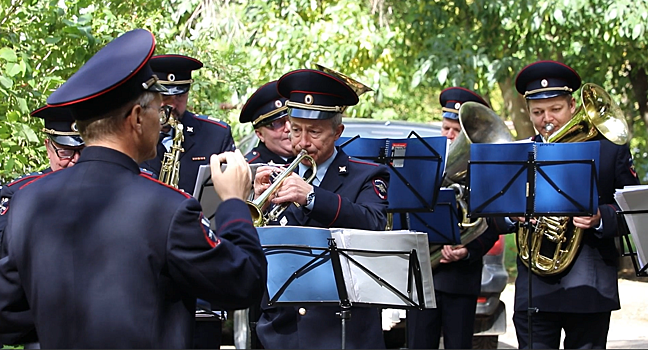 Музыканты поздравили ветерана ОВД из Заволжья с днем рождения