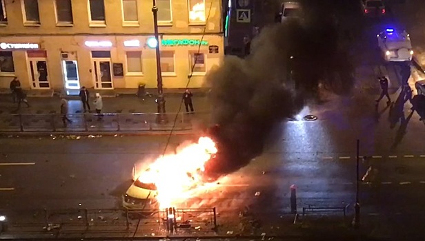 Очевидцы сняли на видео последствия огненного ДТП в Петербурге, где погибли два человека