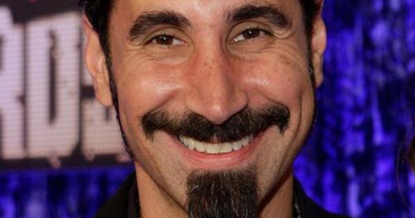 Серж танкян молодой. Солист систем оф. Солист soad. Серж танкян 2021. Серж танкян 50 лет.