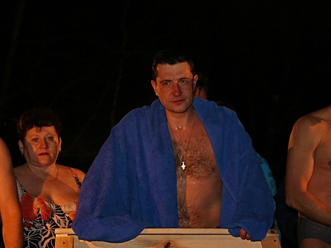 Никитин искупался в проруби на озере Щелковского хутора (ФОТО)