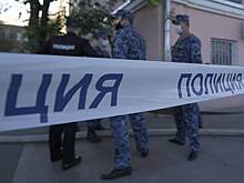 Трое мужчин отобрали у москвича телефон и банковскую карту