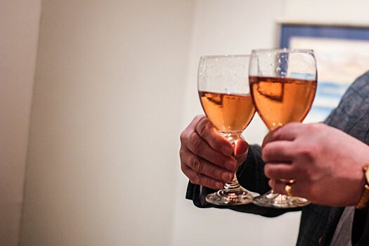 Эксперт напомнил, что алкогольное застолье на общедомовом балконе грозит штрафом