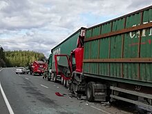 Две фуры и легковушка столкнулись в Карелии