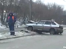 Mercedes столкнулся с ВАЗ, и тот влетел в столб: в страшной аварии пострадали трое