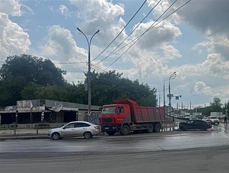 В Самаре в ДТП с самосвалом разбился водитель Kia Cerato