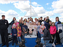 В Новгородской области полицейские и общественники поздравили школьников с Днём защиты детей