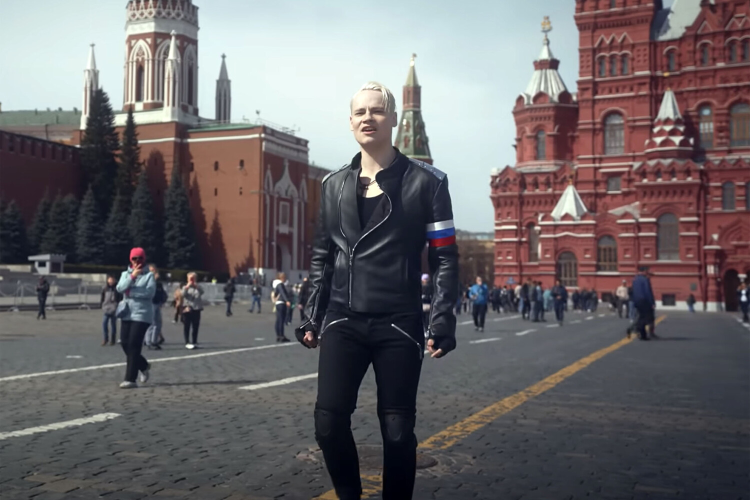 Фотосессия на фоне кремля. Охлобыстин на красной площади 30 сентября 2022. Певец на сцене. Кремль шаман видео. Шаман кремлевский проект.