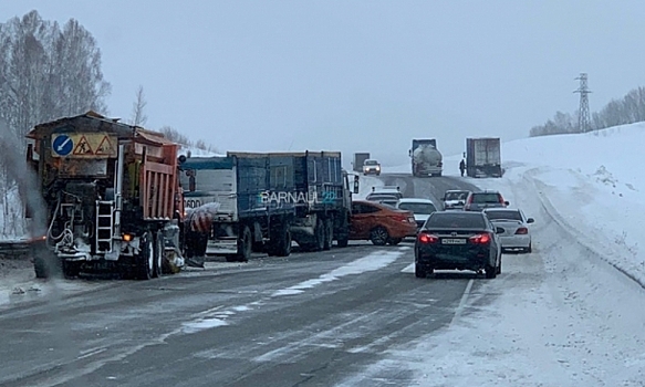 ДТП на трассе Алтайского края: две фуры чуть не расплющили иномарку