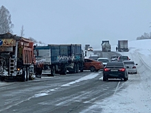 ДТП на трассе Алтайского края: две фуры чуть не расплющили иномарку