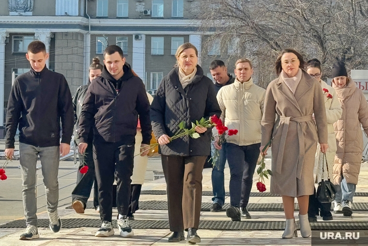 К стихийному мемориалу в Кургане пришла замгубернатора Кирилова