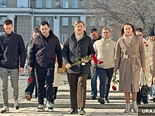 К стихийному мемориалу в Кургане пришла замгубернатора Кирилова