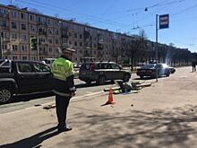 На Новочеркасском проспекте иномарка вылетела на остановку и сбила ребенка