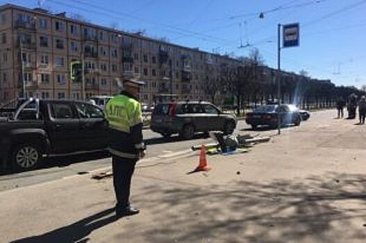 На Новочеркасском проспекте иномарка вылетела на остановку и сбила ребенка