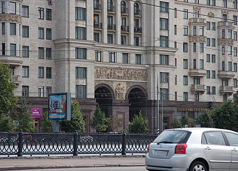 Москвич упал с моста и сломал челюсть