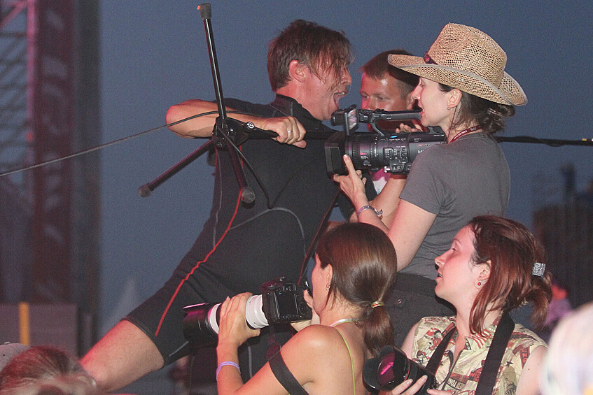 Илья Лагутенко во время выступления на рок-фестивале под открытым небом «Нашествие-2010»