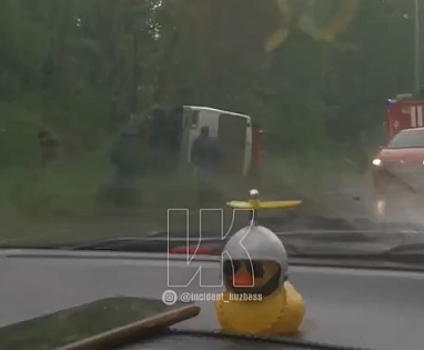 ПАЗ перевернулся на новокузнецком шоссе из-за дождя