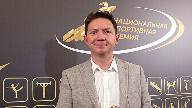 Черданцев выложил фото поврежденного стекла своей машины: «Говорят, что 99% кто-то из травмата или дробью шмальнул. Хорошо, что езжу с закрытыми окнами и стекло двойное»