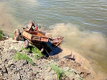 В Астраханской области трактор упал с обрыва вместе с водителем