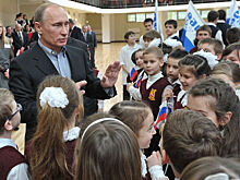 Школьница получила от Путина гитару в подарок