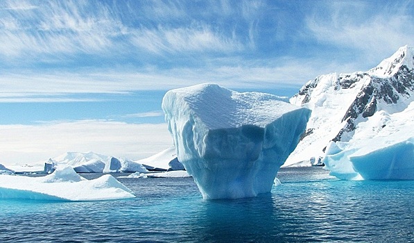 В Антарктиде активизировался айсберг размером с два Петербурга