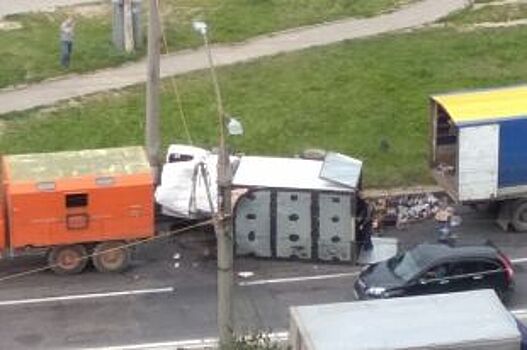 Во Владимире перевернулся грузовик с пивом