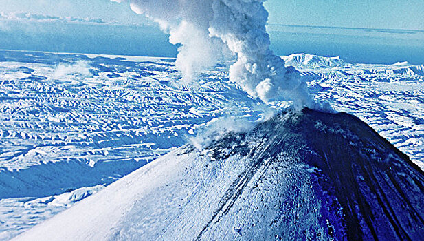 Камчатские пожарные провели флешмоб на вершине вулкана