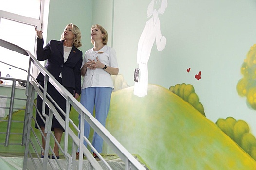 На стенах детской поликлиники в Дмитровском районе появились сказочные персонажи