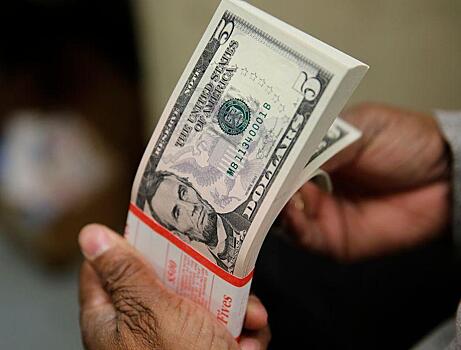 Доллар перешел к снижению к мировым валютам
