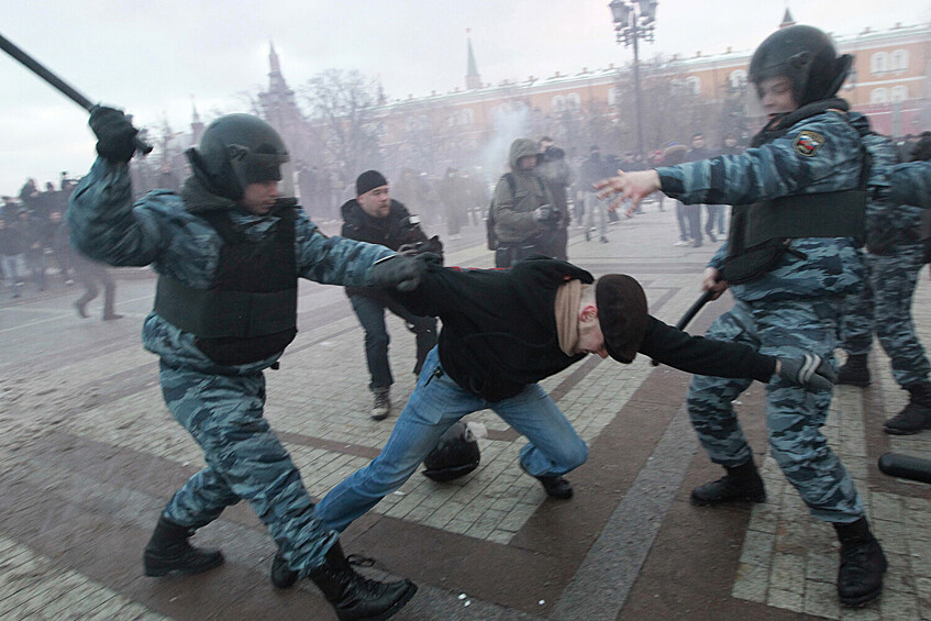 Сотрудники ОМОНа задерживают участника акции в память об убитом фанате «Спартака» Егоре Свиридове, 11 декабря 2010 года