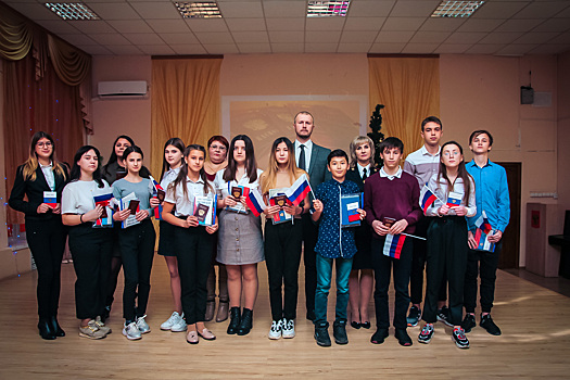 Владимир Лимонов, помощник депутата Невлюдова, вручил паспорта юным астраханцам